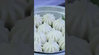 मोदकांना सुंदर कळ्या कशा पाडाव्यात 😍👌 | उकडीचे मोदक | Steamed Modak | How to shape modak #shorts