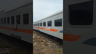 Kereta Api Lokal Garut-Cibatuan melintas di jalan pasabar darekdok