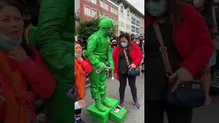 1000 lang pala ang kailngan para makapag pa pictre agad kay green soldier 😂😂