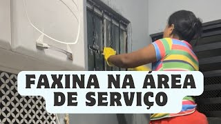 FAXINA NA ÁREA DE SERVIÇO