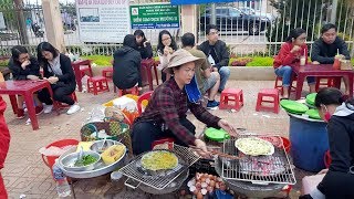 Quán bánh tráng nướng bán 2 nghìn cái mỗi ngày luôn bị khách chửi vì làm không kịp