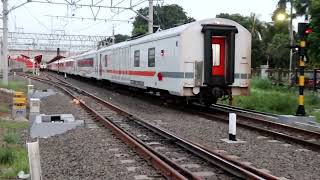 BANYAKNYA KERETA API SORE HARI MENJELANG MUDIK LEBARAN 2022 DI STASIUN BEKASI