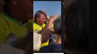 Veja o Momento que Bolsonaro é atacado por abelhas e precisa interromper comício no RN