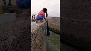 ¡Mira!!. como #pesca con Atarraya esta #mujer | #fishing