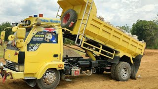 Mobil Dump Truk Batu Gunung Jomplang Muatan Tinggi Menggunung