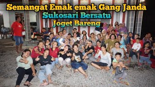 semangat Persiapan emak emak karnaval Gang janda Sukosari Bersatu