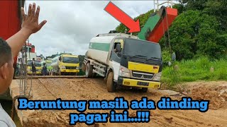 Truck tangki CPO garuk garuk di atas lamdor