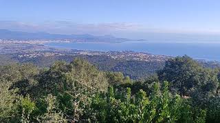 Etangs de Villepey et l'Estérel depuis les Petites Maures