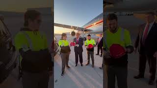 Donald Trump arrives in Pennsylvania and stops to sign hats for the ground crew! 🇺🇸 #shorts #short