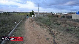 Somos excluídos, diz dona de casa sertaniense que vive sem saneamento básico, iluminação e segurança