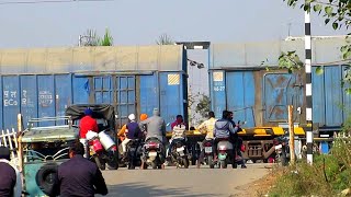 Train Stuck at Railway Gate | Railroad Train | Railgate Fatak | Indian Railways