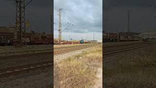 Henkelzug mit BR 140 der BayernBahn durch Würzburg-Zell