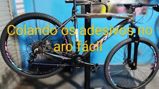 colando os adesivos no aro  bicicleta krw.