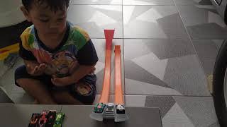 Balapan hot wheels loncat di jalanan menurun