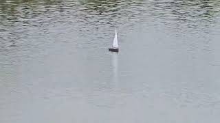 rc perahu layar. dengan tenaga angin