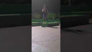 Saltando no caixote com patins inline roller