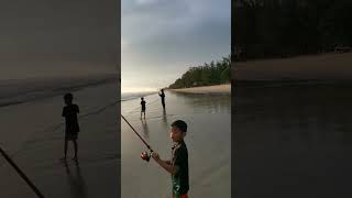 kids like fishing .. #kidsvideo #kids #healing #carimakan #beach #hobby #fishing #fish