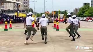 Qui danse mieux entre militaires, policiers et forestiers selon toi