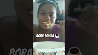 tomando café da manhã