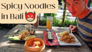 Bule nyobain mie pedas di Bali!  - Mie Kober | 4K