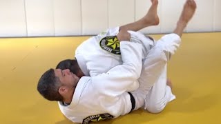 Uma raspagem para aquele tipo de adversário mais forte. @naturaljiujitsu