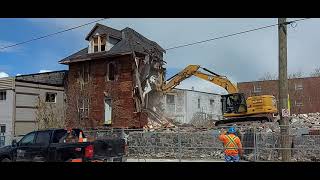 Old house beside the sands hotel came down