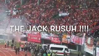 DETIK-DETIK the jack menerobos pintu masuk GBK pada laga final piala presiden 2018