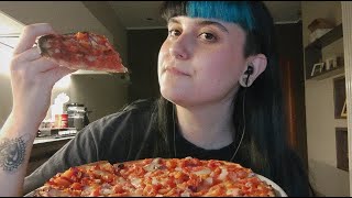 ASMR ita - Eating pizza e chiacchiere (whispering e soft spoken)