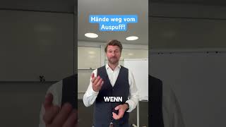 Hände weg vom Auspuff. So wirkt Deine Gestik besser.