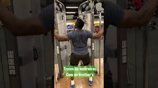 Treino de ombreiras e muita resenha com os brother’s #semtreinofofo #esmagaquecresce #academia #gym