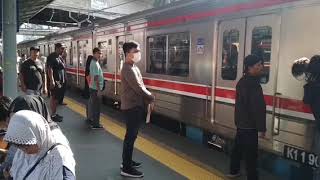 KERAMAIAN DI PERON STASIUN |HB #103