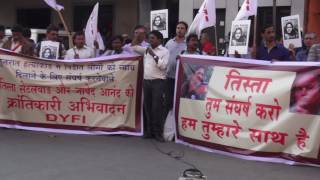 Protest in support of Teesta Setalvad's work @ Dadar Statiion Mumbai