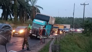 pantauan sore❗ di tanjakan atau tikungan bulu cina,ada truk canter yang hampir tumbang