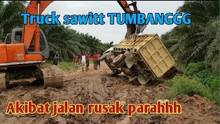 Jalan rusak parahhh Akibatnya Truck sawit TUMBANGGG