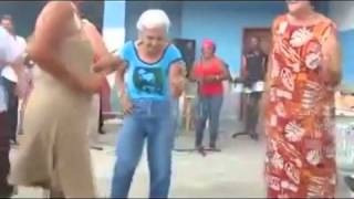 abuela bailando el serrucho