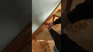 raclage des angles sur un escalier bois massif #satisfying #parquetmassif #rénovation