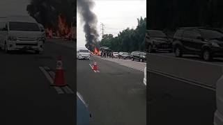 mobil terbakar kecelakaan di tol cikampek