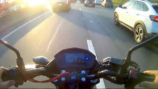 Quase o torresmo foi pro chão e me derrubou também cada dia pior anda de moto só prego.