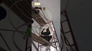 Proses pemasangan lampu gantung