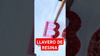 Llavero de resina epoxica #resinart #manualidades #resinaepoxica video por @letsresinaofficial