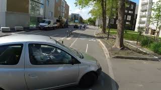 Il me double, me coupe la route (ni contrôle ni cligno). Bonus : téléphone au volant