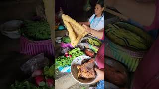 mi mamá fue ala plaza a comprar comida para almorzar , viernes día de compras en san juan mixtepec