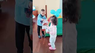 Nossa páscoa em Portugal, eles amam esses momentos 😍.#pascoa #chocolate #kinder #viral #criancafeliz