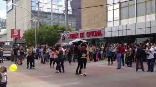 Gente bailando Salsa en Avenida Chapultepec Guadalajara