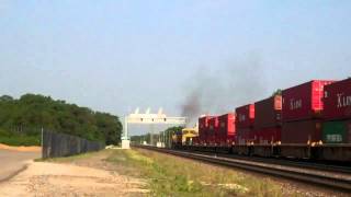 HD: UP SD70M 4377 leads IG1G3 with CNW C44-9W 8701! Elmhurst Il.