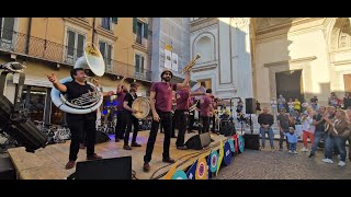 La marching band apre "centro in festa" musica e divertimento fino a mezzanotte