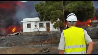 Amazing Footage Of 3 Story Tall Lava Flow Destroying A House La Palma Cumbre Vieja