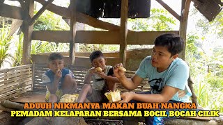 Pemadam Kelaparan Di Pedesaan menikmati Buah Nangka Bersama Bocil Di Kebun