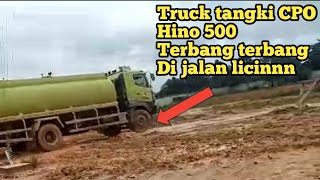 Truck tangki Hino 500 meraung di jalan licin