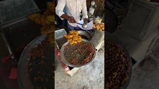 Hard working man selling Ghugni Chaat Ghugni chaat is a famous street food of Kolkata #ghugnichaat